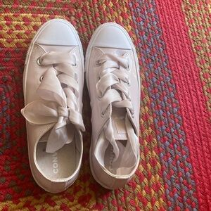 Low top all star Chuck Taylor’s US 10